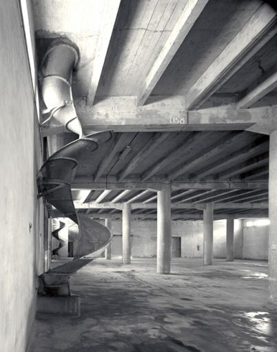 Intérieur du bâtiment de 1927 (bâtiment sud) : manutention du sucre en sac, les tourniquets verticaux