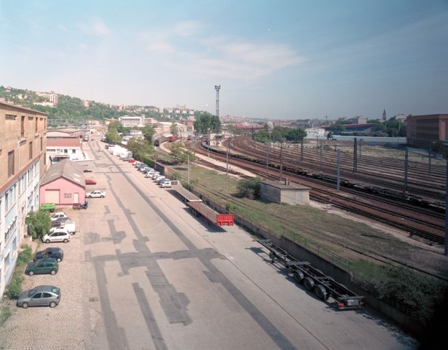 Partie orientale du port depuis le sud : route et voie ferrée, depuis le toit de l'entrepôt des sucres