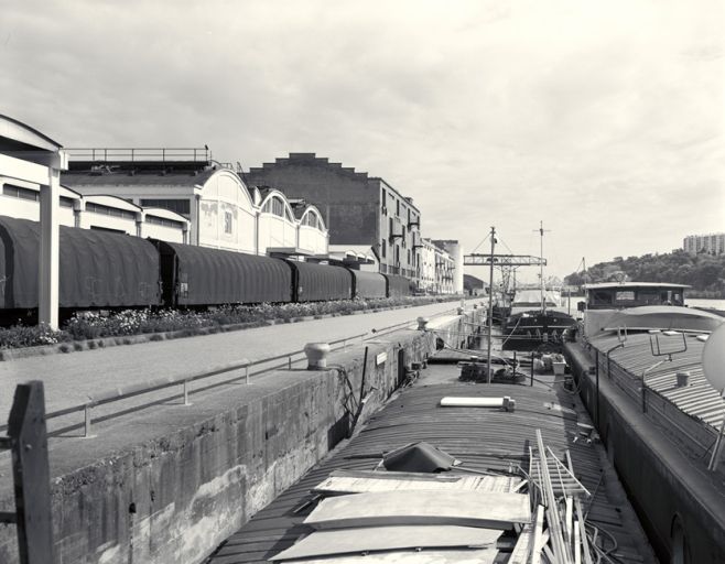 Vue du port depuis le nord, à la hauteur des entrepôts : trains et péniches à quai