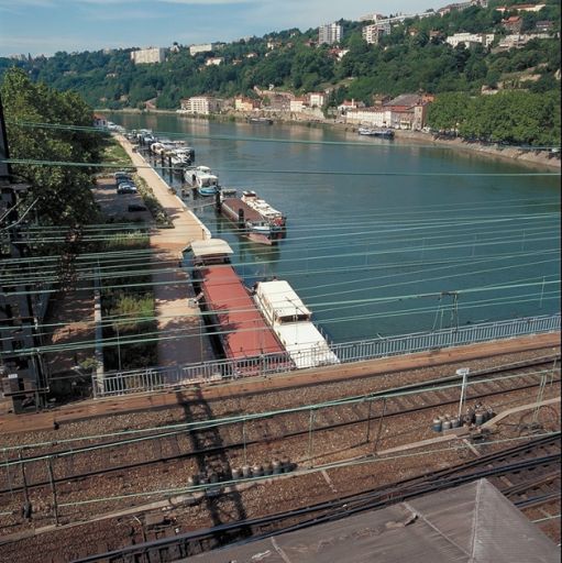 Vue vers le sud, avec les péniches à quai, depuis le poste d'aiguillage 1 de Lyon-Perrache