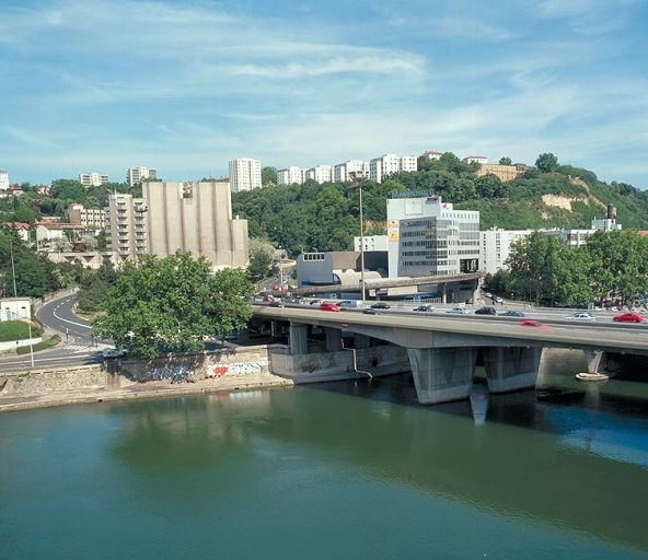 Vue d'ensemble du pont et de l'entrée du tunnel sous Fourvière depuis le poste d'aiguillage 1 de Lyon-Perrache