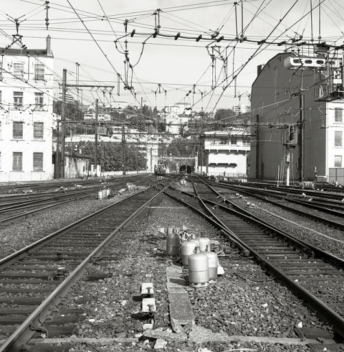 Vue d'ensemble des voies vers l'ouest et de l'entrée du tunnel Saint-Irénée