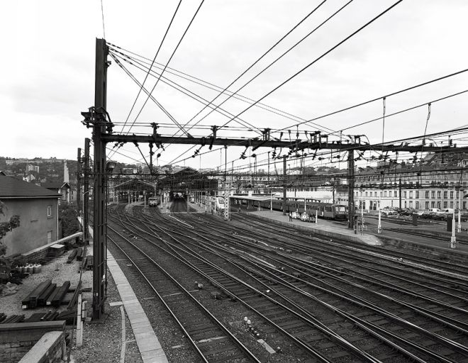 Vue de situation des deux halles depuis l'est