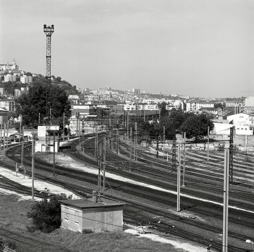 Vue du réseau ferré sud et de la tour d'aiguillage depuis le toit de l'entrepôt des sucres