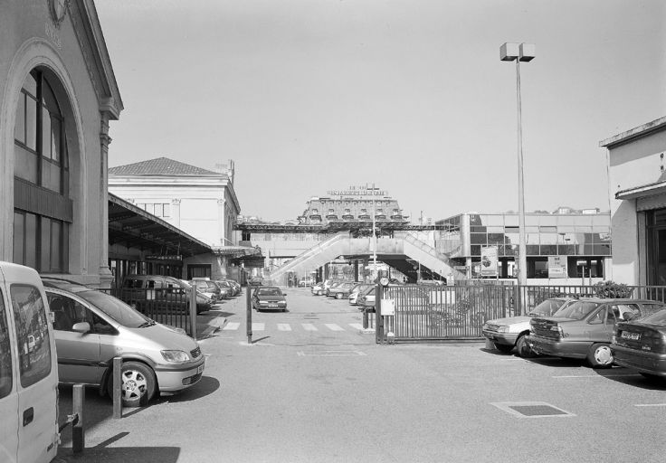 La passerelle entre la gare et le centre d'échanges, depuis l'est