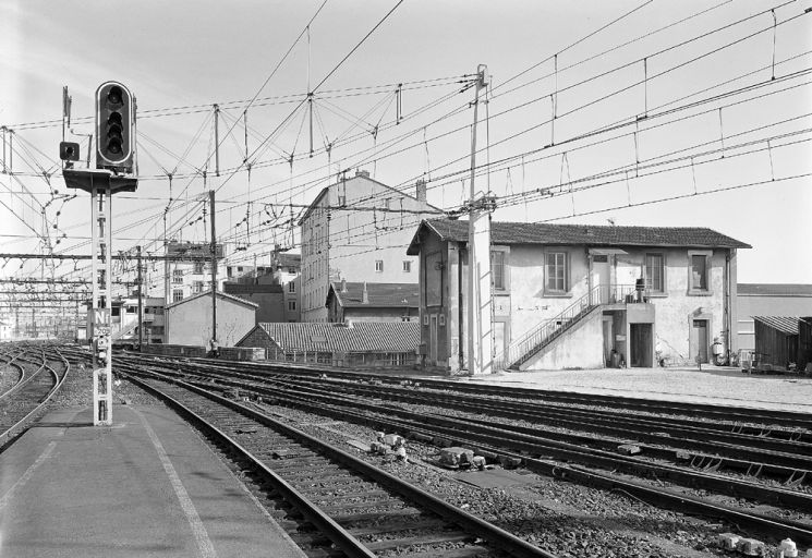 Les bâtiments d'exploitation au sud-est de la gare