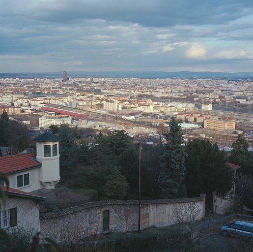 Vue d'ensemble depuis la place J.-D. Trait, à Sainte-Foy-les-Lyon