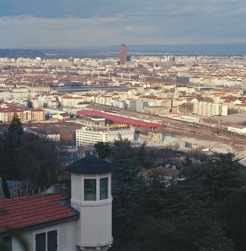 Vue du nord du quartier depuis la place J.-D. Trait, à Sainte-Foy-les-Lyon