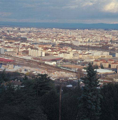 Vue de la partie centrale du quartier depuis la place J.-D. Trait, à Sainte-Foy-les-Lyon