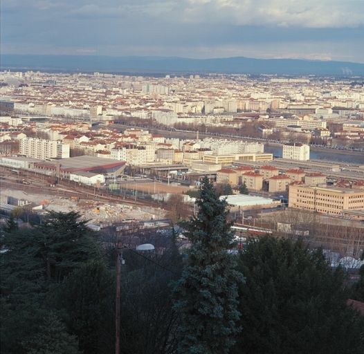 Vue depuis la place J.-D. Trait, à Sainte-Foy-lès-Lyon, à l'est