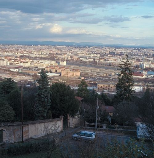 Vue de la partie sud du quartier depuis la place J.-D. Trait, à Sainte-Foy-les-Lyon, à l'est