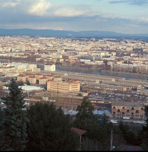 Vue générale de la partie sud du quartier depuis la place J.-D. Trait, à Sainte-Foy-les-Lyon