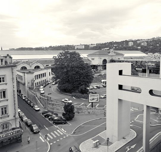 Vue d'ensemble et vue de la rampe orientale d'accès à la gare, depuis le nord (depuis les jardins suspendus du centre d'échanges)