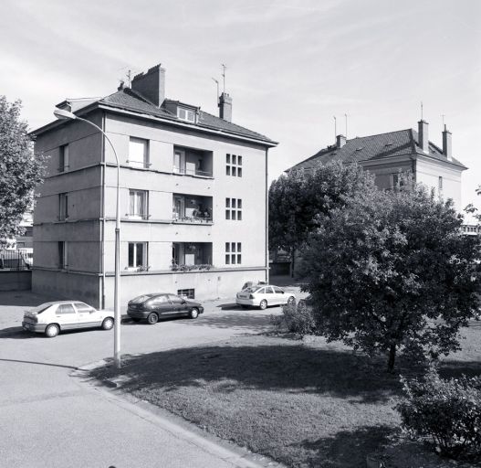 Vue d'ensemble d'un bâtiment des années 50, depuis le nord-ouest