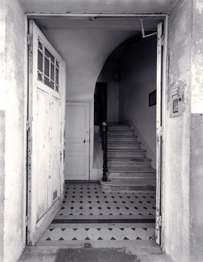 Vestibule et départ d'escalier d'un bâtiment des années 30