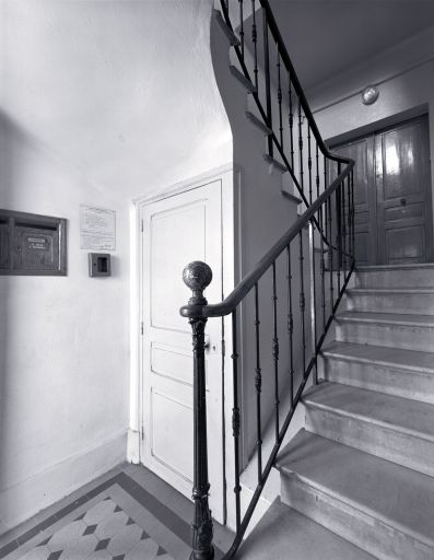 L'escalier d'un bâtiment des années 30