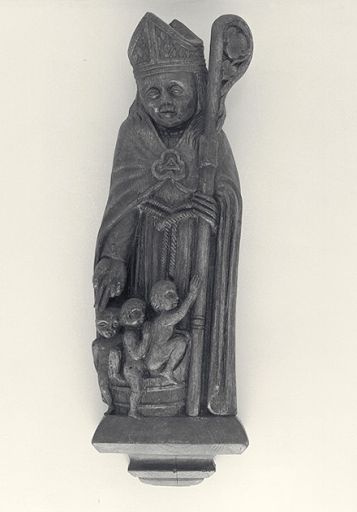 Groupe sculpté : Saint Nicolas et les enfants