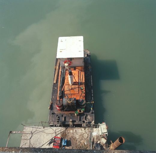 Barge de réparation d'une pile du pont