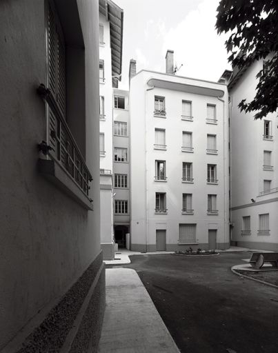 Vue d'ensemble de la cour depuis le sud-est