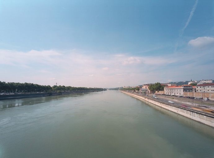 Le Rhône vers le sud depuis le pont de chemin de fer