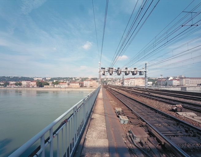 Le pont depuis la rive droite