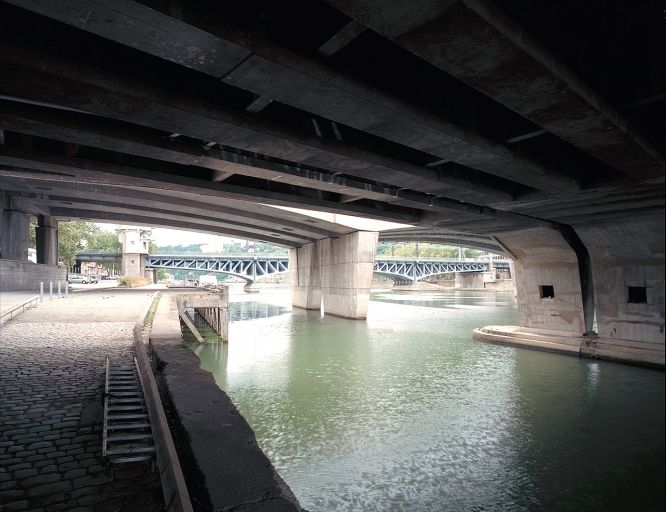 Les arches du pont autoroutier depuis le nord