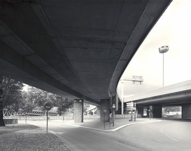 Vue d'ensemble des piles et du dessous du pont depuis l'est