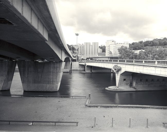 Le pont autoroutier et le pont Kitchener-Marchand au nord