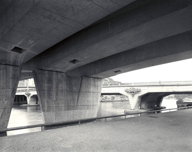 Piles et arches du pont, avec le pont Kitchener-Marchand au nord