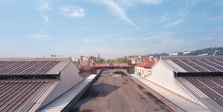 Vue d'ensemble du cours depuis le toit de la passerelle au nord