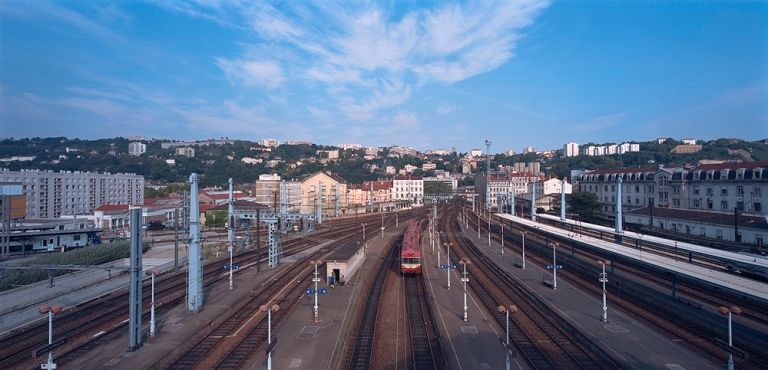 Vue d'ensemble du réseau ferré vers l'ouest depuis le toit de la grande halle