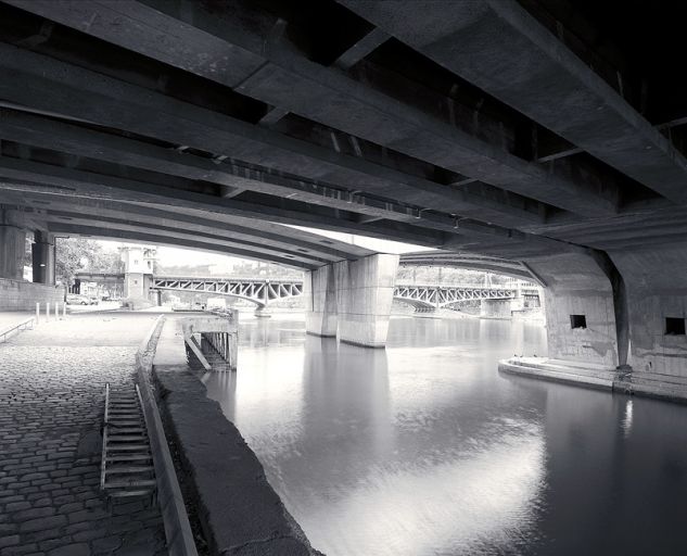 Le bas-quai Rambaud depuis le nord et l'estacade à la hauteur du pont autoroutier sur la Saône