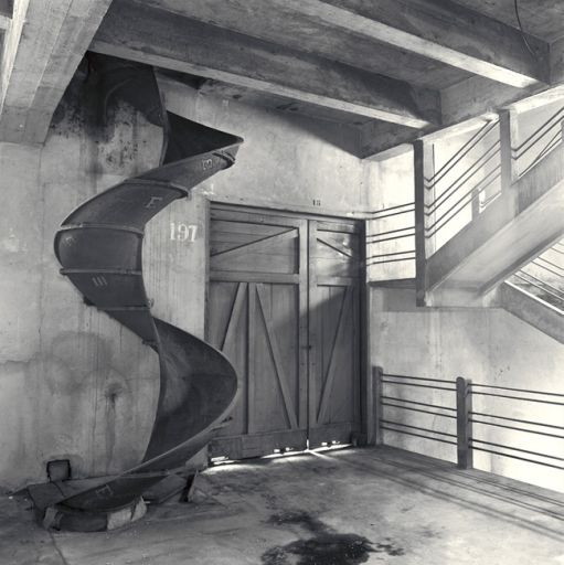 Intérieur du bâtiment de 1927 (bâtiment sud) : manutention du sucre en sac, vue du tourniquet de l'angle sud-est