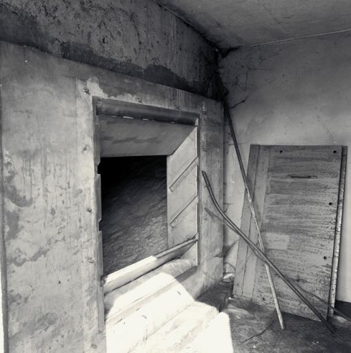 Intérieur des silos : la sortie de secours à la base du silo est