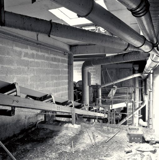 La galerie centrale entre les silos et la cage des élévateurs : vue du transporteur à bandes depuis les silos