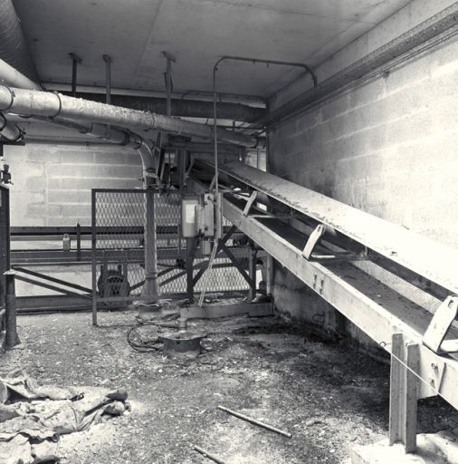 La galerie centrale entre les silos et la cage des élévateurs : vue du transporteur à bandes depuis la cage des élévateurs