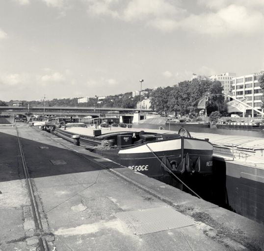 La Saône et les péniches à quai depuis le bas-quai, à la hauteur de la place Gensoul