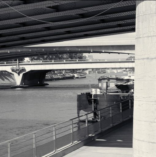 Vue d'ensemble vers le nord depuis le bas-quai, à la hauteur du viaduc de la Quarantaine : l'enfilade des 3 ponts (la Quarantaine, autoroutier et Kitchener-Marchand)