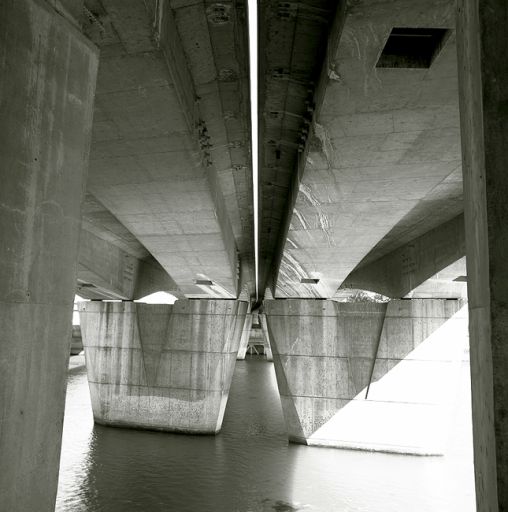 Détail du dessous des arches du pont depuis la rivière