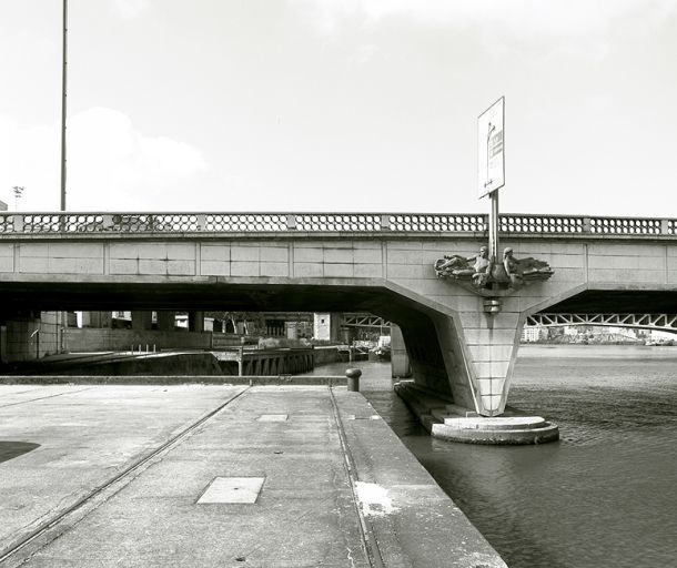 Vue d'ensemble du bas-quai de la rive gauche, depuis le nord du pont Kitchener-Marchand