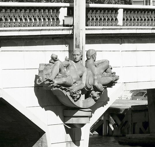 La pile ouest, côté sud, depuis la rivière : détail du bas-relief