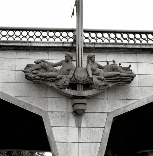 La pile est, côté nord, depuis la rivière : vue du bas-relief