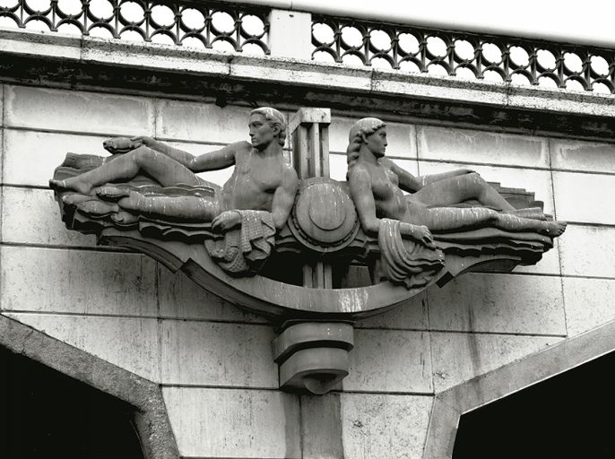 La pile est, côté nord, depuis la rivière : détail du bas-relief