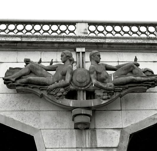 La pile ouest, côté nord, depuis la rivière : vue d'ensemble du bas-relief