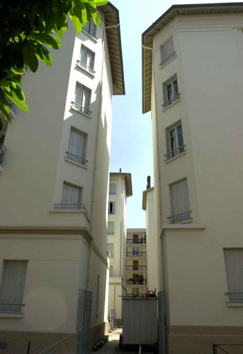 Entrée de la cour entre les 31 et 33 rue Quivogne