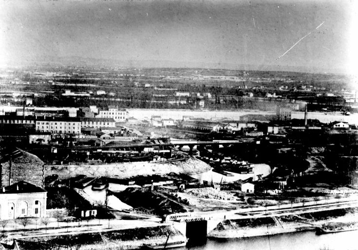 Ancienne porte d'entrée de la gare d'eau, côté quai Rambaud / J. Sylvestre, [vers 1900]. Photogr.