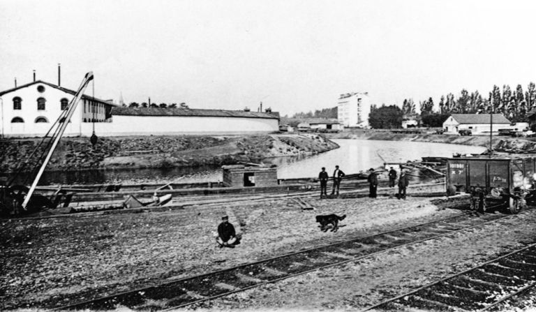 Vue de la gare d'eau, côté est, deuis le sud, vers 1925