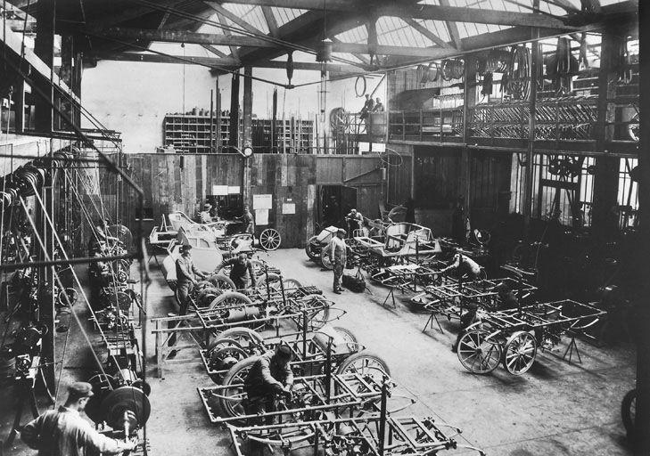 Atelier montage châssis en 1899, dans l'atelier du 202, rue Paul Bert (doc. Fondation Berliet)
