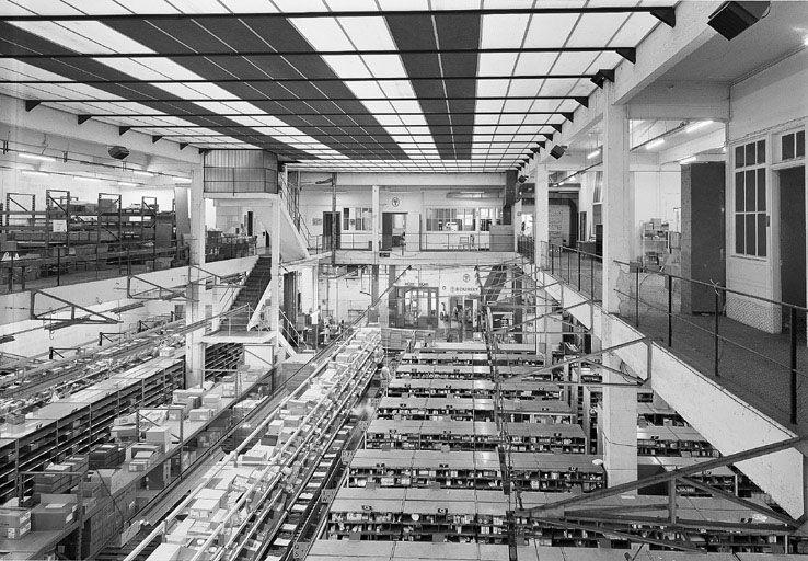 Vue d'ensemble intérieure, escaliers latéraux
