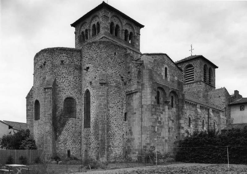 Vue d'ensemble du chevet et de la façade nord de l'église, de trois-quarts, du nord-est.